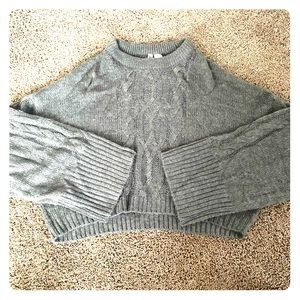 Crop top sweater with wide sleeves